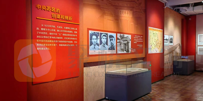 在設計紅色展廳的環(huán)境布展時，如何突出展品的歷史感和文化內(nèi)涵？